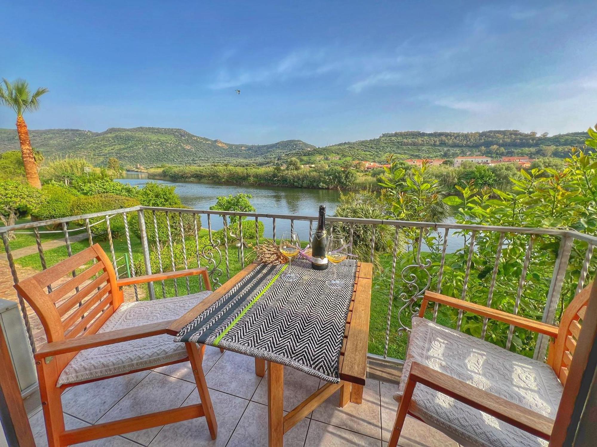 Temo River House Romantic Balcony And Peaceful Retreat In The Heart Of Bosa Bagian luar foto